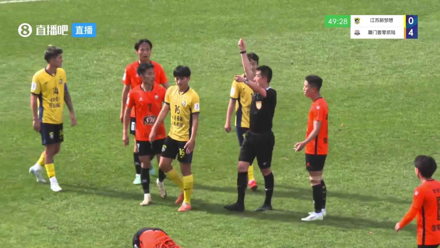 比姆巴佩抬的还高，中冠球员亮鞋钉凶狠蹬踏被裁判直红驱逐